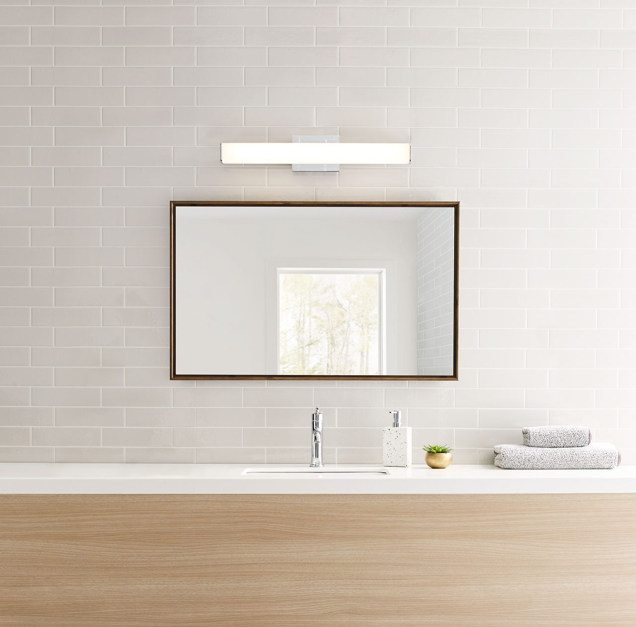 Lynn 25 Bath - 700BCLYNN25 | Visual Comfort